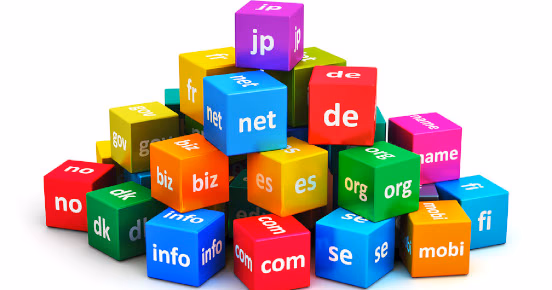 Bunte Würfel mit Domainendungen